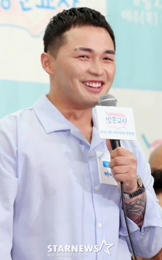 가수 마이크로닷이 21일 오후 서울 마포구 상암 스탠포드호텔에서 진행된 Mnet 예능프로그램 '방문교사' 제작발표회에 참석해 질의응답을 하고 있다. /사진=임성균