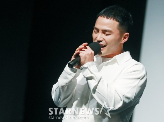 부모의 빚투 논란으로 6년간 활동을 중단했던 래퍼 마이크로닷이 24일 오후 서울 구로구 한 공연장에서 진행된 새 EP 앨범 '다크사이드'(DARKSIDE) 발매기념 쇼케이스 및 기자간담회에서 신곡을 선보이고 있다. /2024.06.24 /사진=이동훈