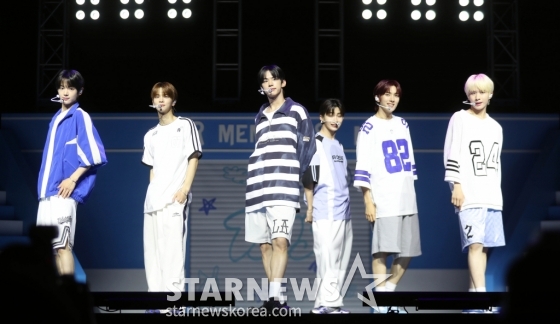 그룹 투어스(TWS) 영재, 지훈, 한진, 도훈, 경민, 신유가 24일 오후 서울 용산구 블루스퀘어 마스터카드홀에서 미니 2집 'SUMMER BEAT!'를 발매기념 쇼케이스를 열고 멋진 무대를 선보이고있다. 2024.06.24 /사진=임성균