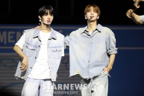 그룹 투어스(TWS) 한진, 신유가 24일 오후 서울 용산구 블루스퀘어 마스터카드홀에서 미니 2집 'SUMMER BEAT!'를 발매기념 쇼케이스를 열고 멋진 무대를 선보이고 있다. 2024.06.24 /사진=임성균