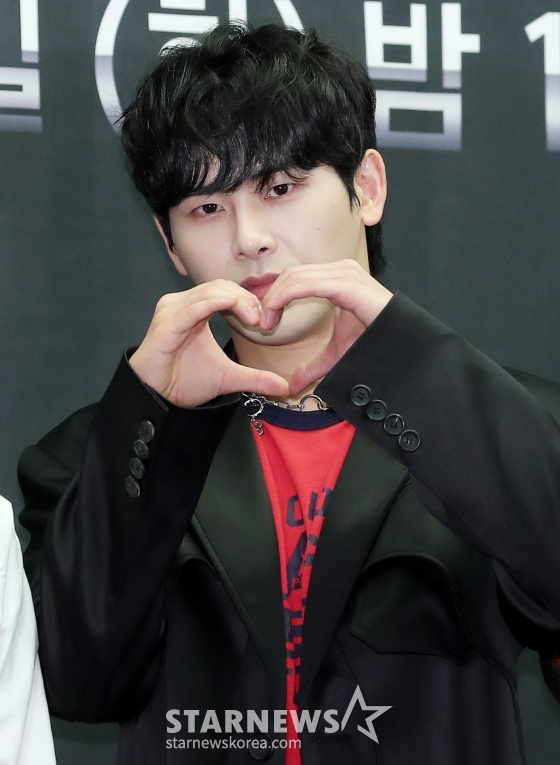 엠비셔스 이호원이 23일 오후 서울 마포구 상암동 스탠포드 서울에서 열린 엠넷 '스트릿 맨 파이터' 제작발표회에 참석해 포즈를 취하고 있다.  '스트릿 맨 파이터'는 진한 힙합 감성의 뱅크투브라더스(BankTwoBrothers), 퍼포먼스와 쇼맨십이 강한 어때(EO-DDAE), 실력과 대중성을 갖춘 프로젝트 크루 엠비셔스(Mbitious), 엑소, 트와이스 등 국내 탑 아이돌들의 퍼포먼스를 만들어낸 원밀리언(1MILLION), 트렌디한 안무로 K-POP신을 휩쓸고 있는 위댐보이즈(WeDemBo