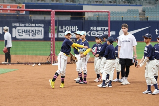 키움 히어로즈 선수들이 24일 서울 고척스카이돔에서 유소년 선수들을 상대로 야구클리닉을 진행하고 있다. /사진=선수협 제공