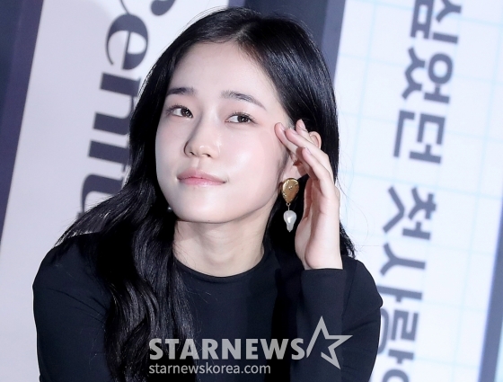 배우 노윤서가 19일 오전 서울 용산구 아이파크몰 CGV에서 진행된 넷플릭스 오리지널 '20세기 소녀' 제작보고회에 참석해 포즈를 취하고 있다. '20세기 소녀'는 어느 겨울 도착한 비디오 테이프에 담긴 1999년의 기억, 17세 소녀 '보라'가 절친 '연두'의 첫사랑을 이루어주기 위해 사랑의 큐피트를 자처하며 벌어지는 첫사랑 관찰 로맨스. 지난 제27회 부산국제영화제에서의 공식 상영 이후 '20세기 소녀'는 미리 관람한 관객들의 마음을