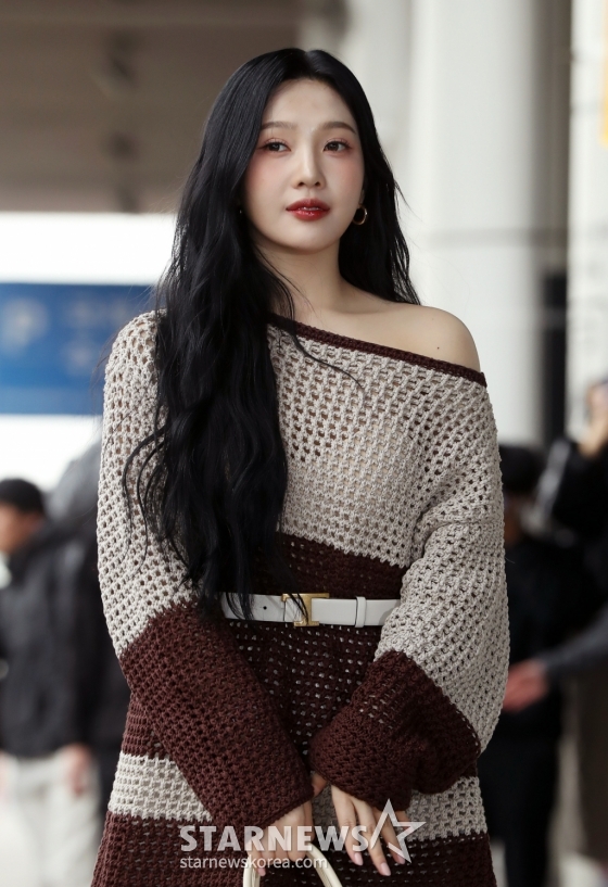 [서울=뉴시스] 김혜진 기자 = 그룹 레드벨벳 조이가 'SMTOWN LIVE 2024 SMCU PALACE @TOKYO' 참석을 위해 20일 오전 서울 강서구 김포국제공항을 통해 일본 도쿄로 출국하고 있다. 2024.02.20. jini@newsis.com /사진=김혜진