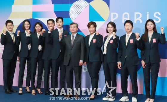 이재후 아나운서, 이현이, 송해나, 김정환, 김준호, 박민 사장, 박세리, 기보배, 이원희, 홍주연 아나운서가 26일 오전 서울 여의도 KBS에서 진행된 '2024 파리하계올림픽 KBS 방송단' 발대식에 참석해 포즈를 취하고 있다. /2024.06.26 /사진=이동훈