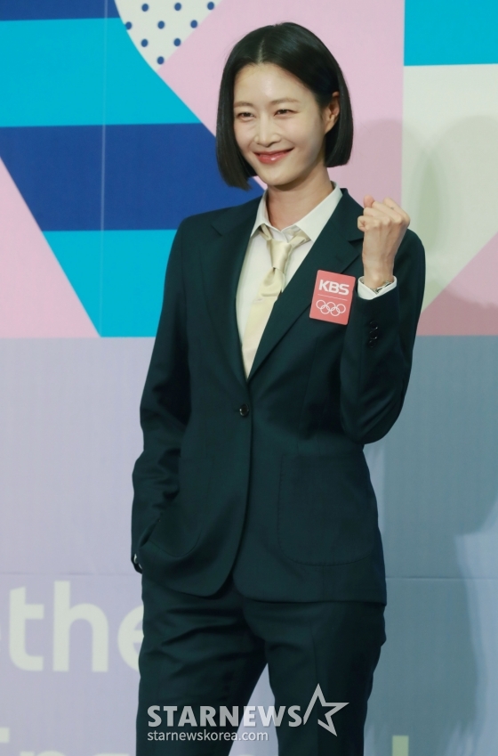 모델 이현이가 26일 오전 서울 여의도 KBS에서 진행된 '2024 파리하계올림픽 KBS 방송단' 발대식에 참석해 포즈를 취하고 있다. /2024.06.26 /사진=이동훈