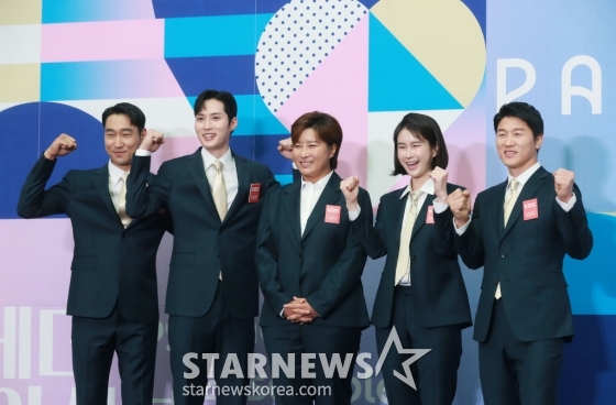 전 국가대표 김정환, 김준호, 박세리, 기보배, 이원희가 26일 오전 서울 여의도 KBS에서 진행된 '2024 파리하계올림픽 KBS 방송단' 발대식에 참석해 포즈를 취하고 있다. /2024.06.26 /사진=이동훈