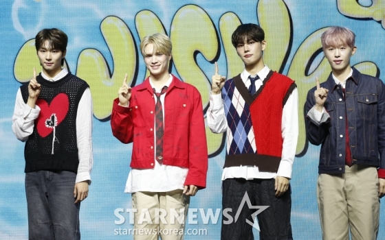 (서울=뉴스1) 권현진 기자 = 그룹 비디유 민서(왼쪽부터)와 제이창, 승훈, 빛새온이 26일 서울 서대문구 아트레온에서 가진 데뷔 미니 앨범 '위시풀(Wishpool)' 쇼케이스에서 포즈를 취하고 있다. 2024.6.26/뉴스1 Copyright (C) 뉴스1. All rights reserved. 무단 전재 및 재배포, AI학습 이용 금지. /사진=(서울=뉴스1) 권현진 기자