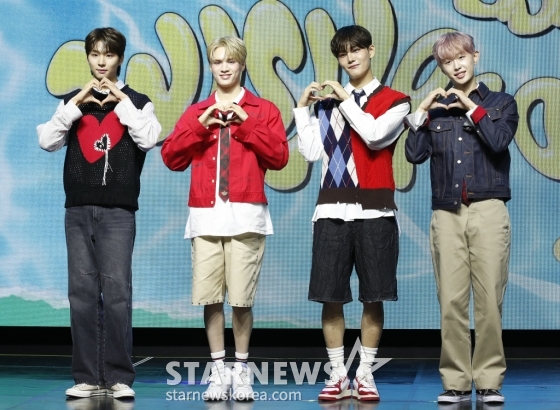 (서울=뉴스1) 권현진 기자 = 그룹 비디유 민서(왼쪽부터)와 제이창, 승훈, 빛새온이 26일 서울 서대문구 아트레온에서 가진 데뷔 미니 앨범 '위시풀(Wishpool)' 쇼케이스에서 포즈를 취하고 있다. 2024.6.26/뉴스1 Copyright (C) 뉴스1. All rights reserved. 무단 전재 및 재배포, AI학습 이용 금지. /사진=(서울=뉴스1) 권현진 기자