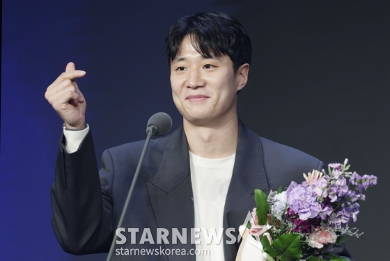 [서울=뉴시스] 최동준 기자 = 1일 서울 강남구 그랜드 인터컨티넨탈 서울 파르나스에서 열린 2023-2024 정관장 프로농구 시상식에서 포카리스웨트 인기상을 수상한 부산 KCC 허웅이 팬들을 향해 하트를 날리고 있다. 2024.04.01. photocdj@newsis.com /사진=최동준