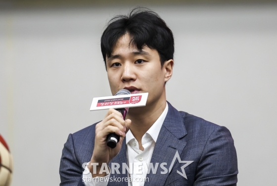 [서울=뉴시스] 정병혁 기자 = 부산KCC 허웅이 2일 서울 송파구 올림픽파크텔에서 열린 2023-2024시즌 정관장 프로농구 플레이오프 미디어데이에서 출사표를 던지고 있다. 2024.04.02. jhope@newsis.com /사진=정병혁