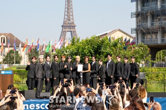 그룹 세븐틴이 26일 오전(현지 시각) 프랑스 파리 유네스코 본부에서 진행된 유네스코 청년 친선대사 임명식에서 오드레 아줄레 유네스코 본부 사무총장과 기념촬영을 하고 있다. /사진제공=플레디스 2024.06.27 /사진=이동훈