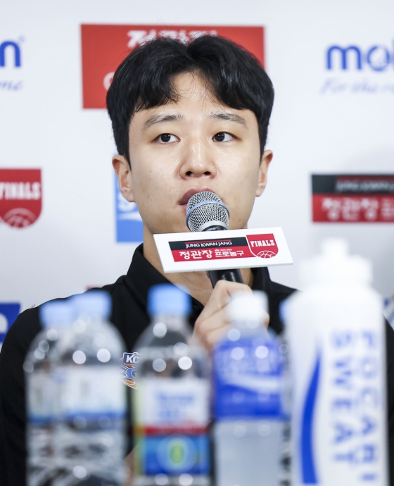 [서울=뉴시스] 정병혁 기자 = 허웅 부산 KCC 이지스 선수가 25일 서울 강남구 KBL센터에서 열린 2023-2024 정관장 프로농구 챔피언결정전 미디어데이에서 출사표를 던지고 있다. 2024.04.25. jhope@newsis.com /사진=정병혁
