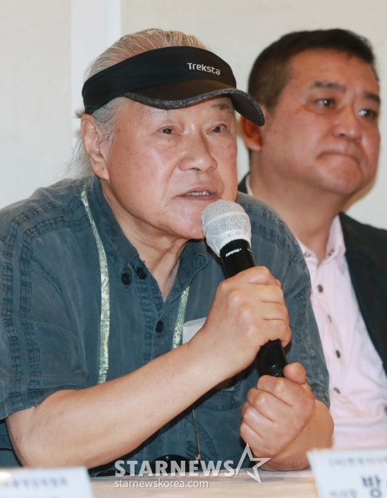 이장호 대종상영화제 위원장, 양윤호 한국영화인총연합회장 등 영화인들이 27일 오후 서울 광화문 한 식당에서 진행된 한국영화인총연합회 파산-회생 관련 및 제60회 대종상영화제 개최에 대한 기자회견에서 질문에 답하고 있다. /2024.06.27 /사진=이동훈