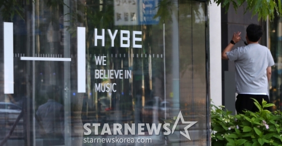 [서울=뉴시스] 김혜진 기자 = 어도어는 31일 오전 임시주주총회를 열고, 하이브 측이 인사인 김주영 CHRO(최고인사책임자), 이재상 CSO(최고전략책임자), 이경준 CFO(최고재무책임자)를 새 사내이사로 선임했다. 민희진 대표이사는 30일 가처분 인용으로 유임돼 대표직 방어에 성공했다. 이로써 민희진 대표는 유임이 확정됐고 민희진 대표 측 기존 어도어 이사 2명은 해임됐다. 사진은 31일 오전 서울 용산구 하이브 사옥. 2024.05.31. jini@newsis.com /사진=김혜진