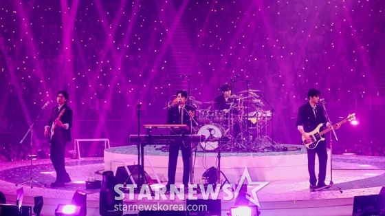 [서울=뉴시스] 밴드 '데이식스(DAY6)'가 14일 오후 서울 잠실실내체육관에서  단독 콘서트 '웰컴 투 더 쇼(Welcome to the Show)'를 펼치고 있다. 최근 발매한 미니 8집 '포에버' 타이틀곡 '웰 컴 투 더 쇼'로 시작한 이날 공연은 360도 무대를 중심으로, 좌석 규모를 최대화해 관객 수용력을 높였다. 보통 해당 공연장에서 콘서트를 여는 경우 5000~6000명이 모이는데 이날 1만1000명 이상이 운집할 수 있었던 이유다. 지난 12일부터 총 3회 공연이 열려 3일간 총 3만4000명이 몰렸다. 자체 최대 /사진=이재훈