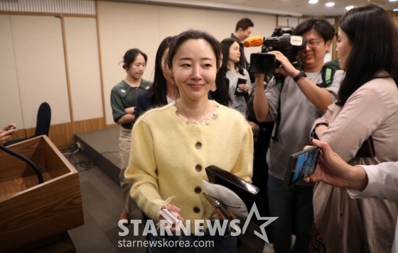 (서울=뉴스1) 이재명 기자 = 민희진 어도어 대표가 31일 오후 서울 중구 프레스센터에서 어도어 임시주주총회 관련 기자회견을 마친 후 나서고 있다. (공동취재) 2024.5.31/뉴스1 Copyright (C) 뉴스1. All rights reserved. 무단 전재 및 재배포, AI학습 이용 금지. /사진=(서울=뉴스1) 이재명 기자