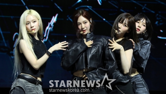 [서울=뉴시스] 김혜진 기자 = 그룹 에스파가 27일 오후 서울 용산구 한남동 블루스퀘어에서 열린 첫 정규 앨범 '아마겟돈(Armageddon)' 발매 기념 쇼케이스에서 무대를 선보이고 있다.  이번 앨범은 에스파가 데뷔 4년 만에 처음으로 선보이는 정규 앨범으로, 독보적인 콘셉트와 정체성을 총집합한 웰메이드 작품의 탄생을 예고한 만큼, 선주문 수량만 102만 장을 넘기며 전작 'Girls'(걸스), 'MY WORLD'(마이 월드), 'Drama'(드라마)에 이어 4연속 밀리언셀러 등극을 예고해 에스파의 막강한 저력을 다시 한번 /사진=김혜진