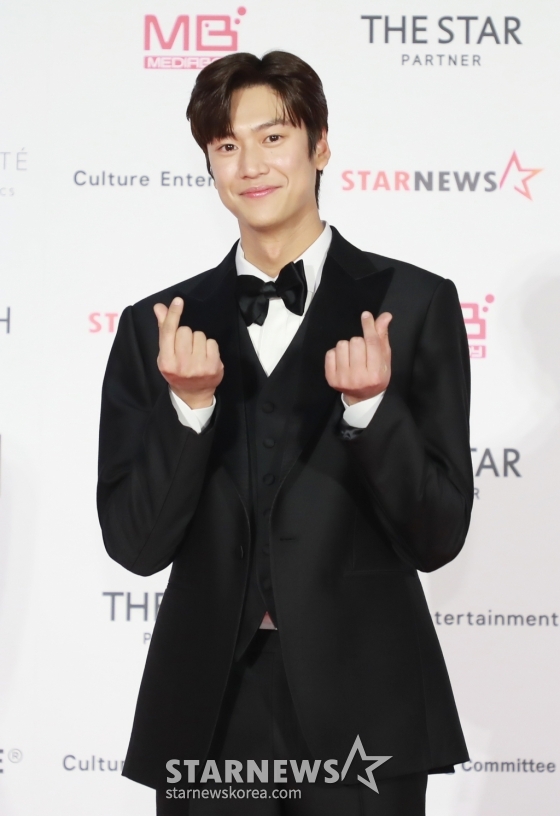 배우 나인우가 13일 오후 일본 나고야 니혼가이시홀에서 열린 스타뉴스-미디어보이 주최 '2022 Asia Artist Awards IN JAPAN'(2022 아시아 아티스트 어워즈, 이하 2022 AAA) 레드카펫 행사에 참석해 포즈를 취하고 있다. 스타뉴스와 미디어보이가 주최하고 Asia Artist Awards 조직위원회와 더스타파트너, 컬쳐 엔터테인먼트가 공동 주관한 글로벌 NO.1 시상식 '2022 AAA'는 올 한 해 동안 국내외에서 많은 사랑을 받은 가수, 배우들이 참석해 눈을 뗄