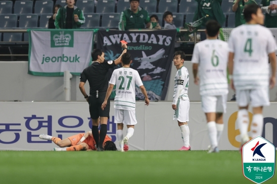 제주 유나이티드 전에서 퇴장을 받는 김진수의 모습. /사진=한국프로축구연맹 제공