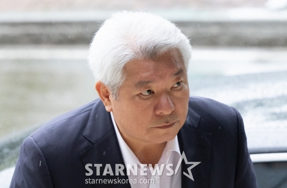(과천=뉴스1) 이재명 기자 = 김홍일 방송통신위원회 위원장이 2일 오전 경기도 과천시 중앙동 정부과천청사 내 방통위로 출근하고 있다. 2024.7.2/뉴스1 Copyright (C) 뉴스1. All rights reserved. 무단 전재 및 재배포, AI학습 이용 금지. /사진=(과천=뉴스1) 이재명 기자