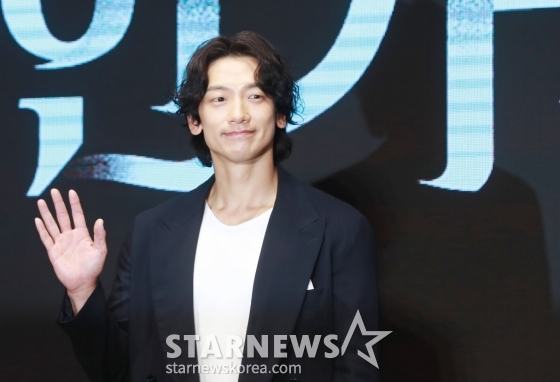배우 정지훈이 2일 오전 서울 여의도 콘래드 호텔에서 진행된 디즈니+ 오리지널 시리즈 '화인가 스캔들' 제작발표회에 참석해 포즈를 취하고 있다. 대한민국 상위 1% 화인가를 둘러싼 상속 전쟁으로 인해 생명의 위협을 받는 나우재단 이사장 '완수'와 그녀의 경호원 '도윤'이 화인가의 비밀을 마주하게 되는 치명적 스캔들 드라마 '화인가 스캔들'은 오는 3일 공개된다. /2024.07.02 /사진=이동훈