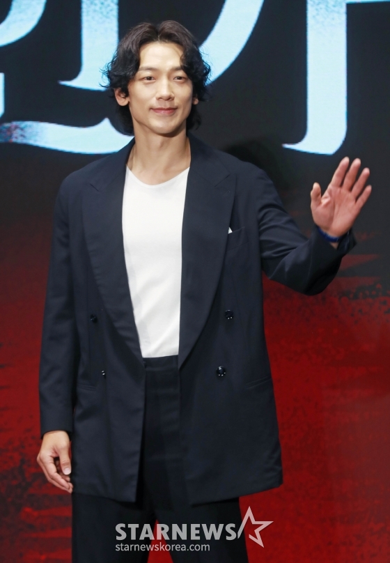 배우 정지훈이 2일 오전 서울 여의도 콘래드 호텔에서 진행된 디즈니+ 오리지널 시리즈 '화인가 스캔들' 제작발표회에 참석해 포즈를 취하고 있다. 대한민국 상위 1% 화인가를 둘러싼 상속 전쟁으로 인해 생명의 위협을 받는 나우재단 이사장 '완수'와 그녀의 경호원 '도윤'이 화인가의 비밀을 마주하게 되는 치명적 스캔들 드라마 '화인가 스캔들'은 오는 3일 공개된다. /2024.07.02 /사진=이동훈