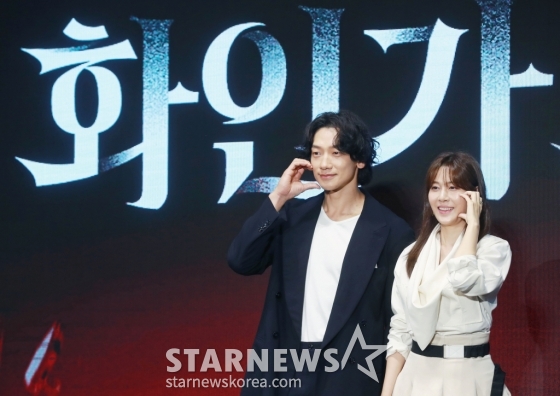 배우 정지훈, 김하늘이 2일 오전 서울 여의도 콘래드 호텔에서 진행된 디즈니+ 오리지널 시리즈 '화인가 스캔들' 제작발표회에 참석해 포즈를 취하고 있다. 대한민국 상위 1% 화인가를 둘러싼 상속 전쟁으로 인해 생명의 위협을 받는 나우재단 이사장 '완수'와 그녀의 경호원 '도윤'이 화인가의 비밀을 마주하게 되는 치명적 스캔들 드라마 '화인가 스캔들'은 오는 3일 공개된다. /2024.07.02 /사진=이동훈