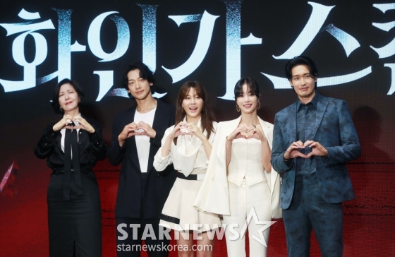 배우 서이숙, 정지훈, 김하늘, 기은세, 정겨운이 2일 오전 서울 여의도 콘래드 호텔에서 진행된 디즈니+ 오리지널 시리즈 '화인가 스캔들' 제작발표회에 참석해 포즈를 취하고 있다. 대한민국 상위 1% 화인가를 둘러싼 상속 전쟁으로 인해 생명의 위협을 받는 나우재단 이사장 '완수'와 그녀의 경호원 '도윤'이 화인가의 비밀을 마주하게 되는 치명적 스캔들 드라마 '화인가 스캔들'은 오는 3일 공개된다. /2024.07.02 /사진=이동훈
