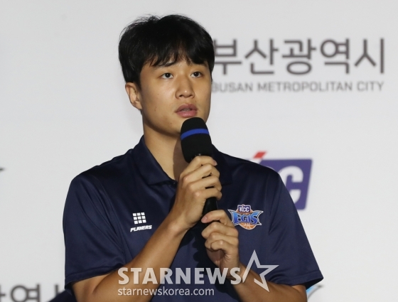 (부산=뉴스1) 윤일지 기자 = 25일 오후 부산 동래구 사직실내체육관에서 열린 KCC이지스 농구단 출정식에서 KCC 허웅이 팬들에게 인사하고 있다. 2023.9.25/뉴스1 Copyright (C) 뉴스1. All rights reserved. 무단 전재 및 재배포, AI학습 이용 금지. /사진=(부산=뉴스1) 윤일지 기자