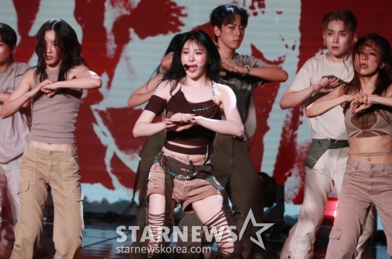 가수 이채연이 3일 오후 서울 강남구 일지아트홀에서 진행된 미니 3집 앨범 '쇼다운'(SHOWDOWN) 발매기념 쇼케이스에서 포즈를 취하고 있다. /2024.07.03 /사진=이동훈