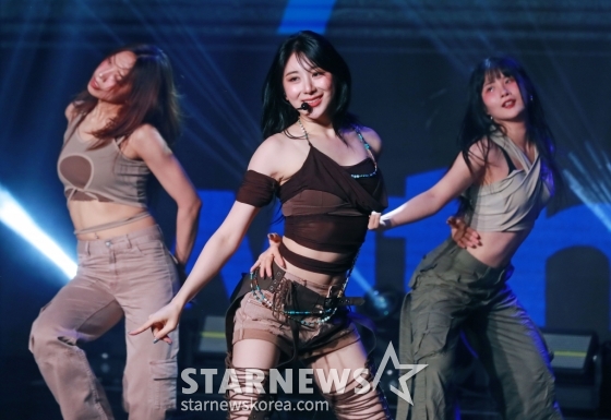 가수 이채연이 3일 오후 서울 강남구 일지아트홀에서 진행된 미니 3집 앨범 '쇼다운'(SHOWDOWN) 발매기념 쇼케이스에서 포즈를 취하고 있다. /2024.07.03 /사진=이동훈