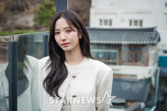 걸그룹 우주소녀 멤버 겸 배우 김지연(보나)가 25일 오후 서울 종로구의 한 카페에서 진해된 티빙 오리지널 시리즈 '피라미드 게임' 관련 인터뷰를 위해 포즈를 취하고 있다.  김지연은 극 중 게임 타깃에서 셔울 피라미드를 깨부수는 게임 저격수로 각성하는 성수지 역을 연기했다.  지난달 29일 첫 공개된 '피라미드 게임'은 한 달에 한 번 비밀투표로 왕따를 뽑는 백연여고 2학년 5반에서 학생들이 가해자와 피해자, 방관자로 나뉘어 점차 폭력에 빠져드는 잔혹한 서바이벌 서열 전쟁을 그린 작품이다 /사진=김창현