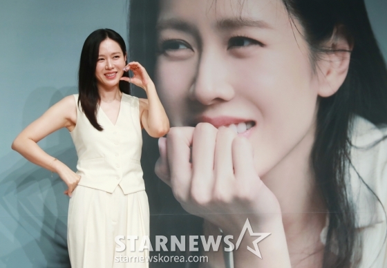 배우 손예진이 5일 오후 부천 롯데백화점 중동점에서 진행된 제28회 부천국제판타스틱영화제 손예진 특별전 기자회견에서 포즈를 취하고 있다. /2024.07.05 /사진=이동훈