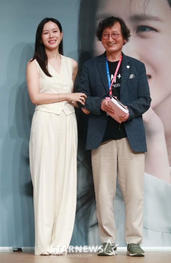 배우 손예진, 정지영 조직위원장이 5일 오후 부천 롯데백화점 중동점에서 진행된 제28회 부천국제판타스틱영화제 손예진 특별전 기자회견에서 포즈를 취하고 있다. /2024.07.05 /사진=이동훈