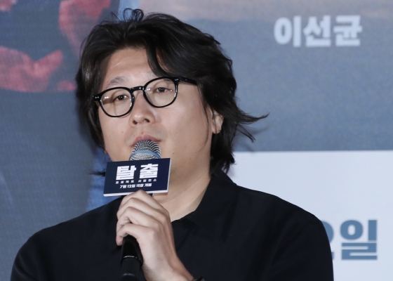 (서울=뉴스1) 권현진 기자 = 이태곤 감독이 8일 서울 용산 아이파크몰CGV에서 진행된 영화 '탈출: 프로젝트 사일런스' 언론 시사회에서 고 이선균 질문에 답하고 있다. 故 이선균의 유작 '탈출'은 짙은 안개 속 연쇄 추돌 사고가 일어나고, 붕괴 위기의 공항대교에 풀려난 통제 불능의 군사용 실험견들로부터 살아남기 위해 극한의 사투를 벌이는 사람들의 이야기를 그렸다. 2024.7.8/뉴스1 Copyright (C) 뉴스1. All rights reserved. 무단 전재 및 재배포, AI학습 이용 금지. /사진=(서울=뉴스1) 권현진 기자