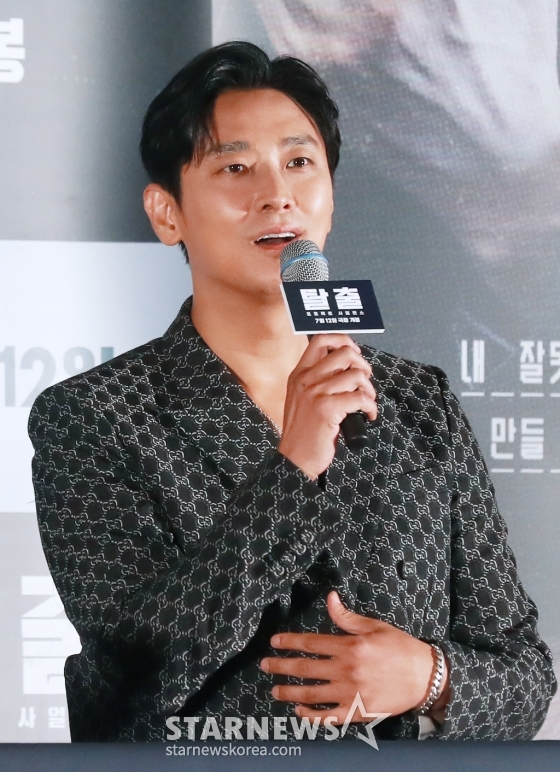 배우 주지훈이 8일 오후 서울 CGV아이파크몰에서 진행된 영화 '탈출: 프로젝트 사일런스'(감독 김태곤) 언론시사회 및 기자간담회에 참석해 질문에 답하고 있다. 故 이선균 배우의 유작 중 한편인 '탈출: 프로젝트 사일런스'는 짙은 안개 속 연쇄 추돌 사고가 일어나고, 붕괴 위기의 공항대교에 풀려난 통제불능의 군사용 실험견들로부터 살아남기 위해 극한의 사투를 벌이는 사람들의 이야기다. /2024.07.08 /사진=이동훈