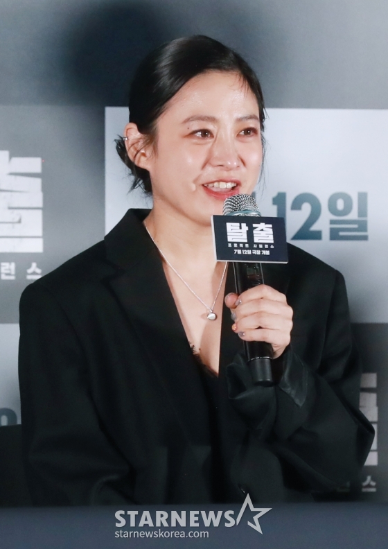 배우 박희본이 8일 오후 서울 CGV아이파크몰에서 진행된 영화 '탈출: 프로젝트 사일런스'(감독 김태곤) 언론시사회 및 기자간담회에 참석해 질문에 답하고 있다. 故 이선균 배우의 유작 중 한편인 '탈출: 프로젝트 사일런스'는 짙은 안개 속 연쇄 추돌 사고가 일어나고, 붕괴 위기의 공항대교에 풀려난 통제불능의 군사용 실험견들로부터 살아남기 위해 극한의 사투를 벌이는 사람들의 이야기다. /2024.07.08 /사진=이동훈