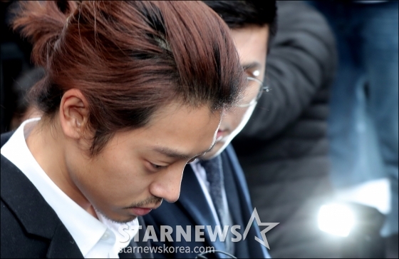 성관계 동영상 불법 촬영 및 유포 혐의로 구속된 가수 정준영이 29일 서울 종로경찰서에서 서울지방검찰청으로 송치되고 있다.