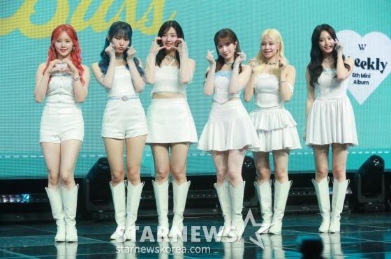 걸그룹 위클리(Weeekly)가 9일 서울 마포구 서교동 메세나폴리스 신한카드 SOL 페이 스퀘어 라이브홀에서 진행된 미니 6집 '블리스(Bliss)' 쇼케이스에서 포즈를 취하고 있다. 타이틀곡 '라이츠 온(LIGHTS ON)'은 여름의 열정과 시원한 에너지를 위클리만의 맑고 건강한 매력으로 풀어낸 노래다. /2024.07.09 /사진=이동훈