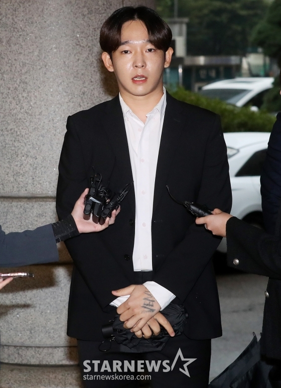 마약류 관리에 관한 법률 위반(향정) 혐의를 받고 있는 가수 남태현이 19일 오전 서울 마포구 서부지방법원에서 진행된 첫 공판 기일에 출석하고 있다. 2023.10.19 /사진=김창현