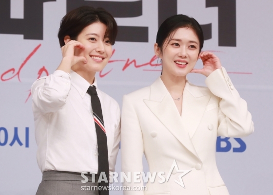 배우 남지현, 장나라가 10일 오후 서울 목동 SBS 사옥에서 진행된 금토드라마 '굿파트너' 제작발표회에 참석해 포즈를 취하고 있다. 이혼이 ‘천직’인 스타변호사 차은경과 이혼은 ‘처음’인 신입변호사 한유리의 차갑고 뜨거운 휴먼 법정 오피스 드라마 '굿파트너'는 오는 12일 첫 방송된다. /2024.07.10 /사진=이동훈