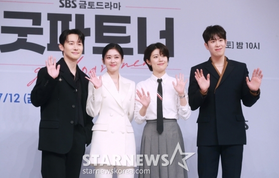 배우 김준한, 장나라, 남지현, 표지훈이 10일 오후 서울 목동 SBS 사옥에서 진행된 금토드라마 '굿파트너' 제작발표회에 참석해 포즈를 취하고 있다. 이혼이 ‘천직’인 스타변호사 차은경과 이혼은 ‘처음’인 신입변호사 한유리의 차갑고 뜨거운 휴먼 법정 오피스 드라마 '굿파트너'는 오는 12일 첫 방송된다. /2024.07.10 /사진=이동훈