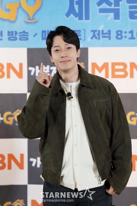 코미디언 허경환이 15일 오전 온라인으로 진행된 MBN 예능 프로그램 '가보자GO' 제작발표회에 참석해 포즈를 취하고 있다. 각종 SNS의 파도를 벗어나 '진짜 친구'를 찾기 위해 거리로 나선 5명의 MC가 장소와 나이, 성별을 불문하고, 그동안 만나고 싶었던 각종 셀럽과 일반인을 즉석에서 섭외해 친구가 되는 과정을 담아내는 프로그램 '가보자GO'는 16일 첫 방송된다. /사진제공=MBN 2024.03.15 /사진=이동훈