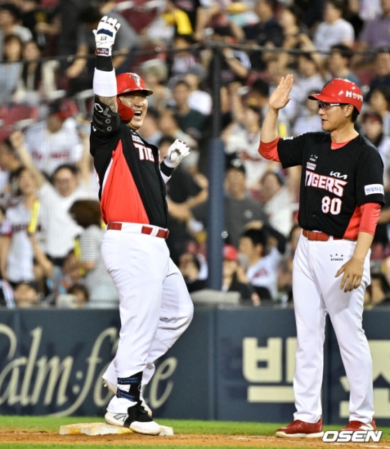 KIA 최형우(왼쪽)가 10일 잠실 LG전 9회 초 2사 1루에서 동점 적시타를 때려내고 기뻐하고 있다.