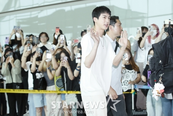(인천공항=뉴스1) 권현진 기자 = 방탄소년단(BTS) 진이 '2024 파리 하계 올림픽' 성화 봉송을 위해 11일 오전 인천국제공항을 통해 프랑스 파리로 출국하고 있다. 2024.7.11/뉴스1 Copyright (C) 뉴스1. All rights reserved. 무단 전재 및 재배포, AI학습 이용 금지. /사진=(인천공항=뉴스1) 권현진 기자