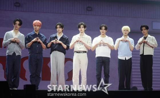 그룹 엔하이픈(ENHYPEN)이 11일 오후 서울 올림픽공원 핸드볼경기장에서 진행된 정규 2집 '로맨스 : 언톨드'(ROMANCE : UNTOLD) 쇼케이스에서 포즈를 취하고 있다. 엔하이픈의 정규 2집은 나를 더 나은 사람으로 만들어주는 '너'에게 충성을 바치는 소년의 이야기를 담았다. /2024.07.11 /사진=이동훈