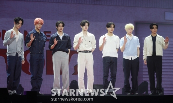 그룹 엔하이픈(ENHYPEN)이 11일 오후 서울 올림픽공원 핸드볼경기장에서 진행된 정규 2집 '로맨스 : 언톨드'(ROMANCE : UNTOLD) 쇼케이스에서 포즈를 취하고 있다. 엔하이픈의 정규 2집은 나를 더 나은 사람으로 만들어주는 '너'에게 충성을 바치는 소년의 이야기를 담았다. /2024.07.11 /사진=이동훈