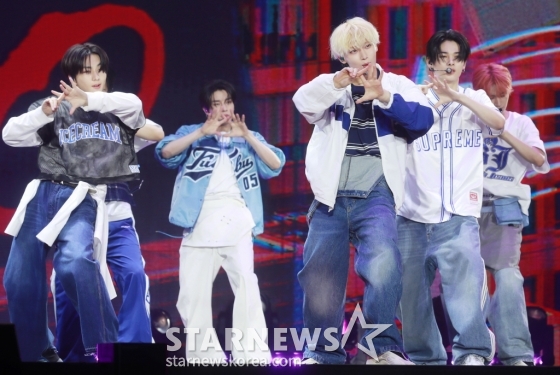 그룹 엔하이픈(ENHYPEN)이 11일 오후 서울 올림픽공원 핸드볼경기장에서 진행된 정규 2집 '로맨스 : 언톨드'(ROMANCE : UNTOLD) 쇼케이스에서 신곡을 선보이고 있다. 엔하이픈의 정규 2집은 나를 더 나은 사람으로 만들어주는 '너'에게 충성을 바치는 소년의 이야기를 담았다. /2024.07.11 /사진=이동훈