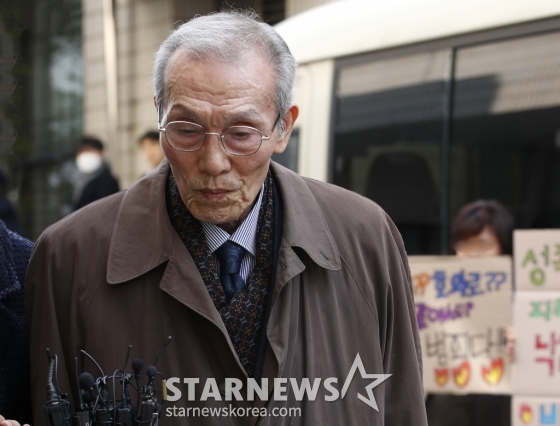 (성남=뉴스1) 권현진 기자 = 강제추행 혐의로 기소된 배우 오영수(79·본명 오세강)가 15일 오후 경기 수원지방법원 성남지원에서 열린 선고 공판을 마친 뒤 법정을 나서고 있다. 수원지법 성남지원 형사6단독 정연주 판사는 이날 오 씨에게 징역 8개월에 집행유예 2년을 선고하고, 40시간의 성폭력 치료 프로그램 이수를 명령했다. 오영수는 지난 2017년 8월 연극 공연을 위해 지방에 머물던 시기 A씨에게 '안아보자' 등 취지로 말하며 껴안고 9월엔 A씨 주거지 앞에서 볼에 입술을 대는 등 강제 추행한 혐의로 기소됐다. /사진=(성남=뉴스1) 권현진 기자